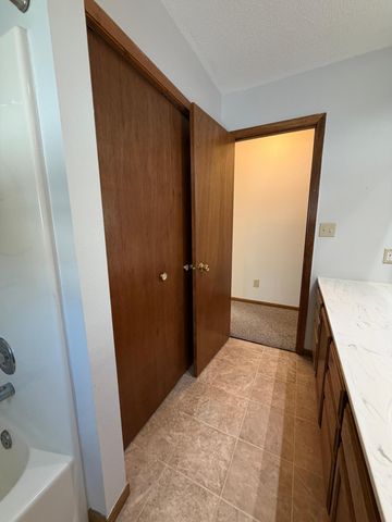 910 2nd Street NE, Roseau, MN 56751