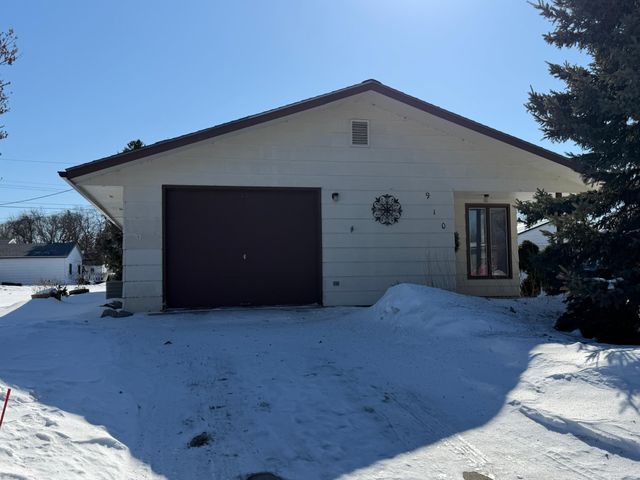 910 2nd Street NE, Roseau, MN 56751