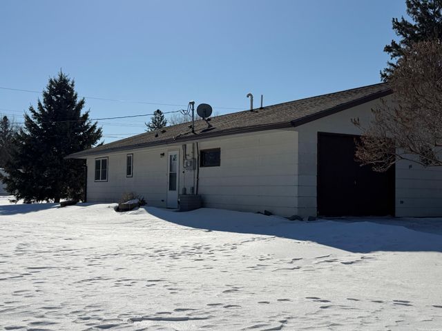 910 2nd Street NE, Roseau, MN 56751