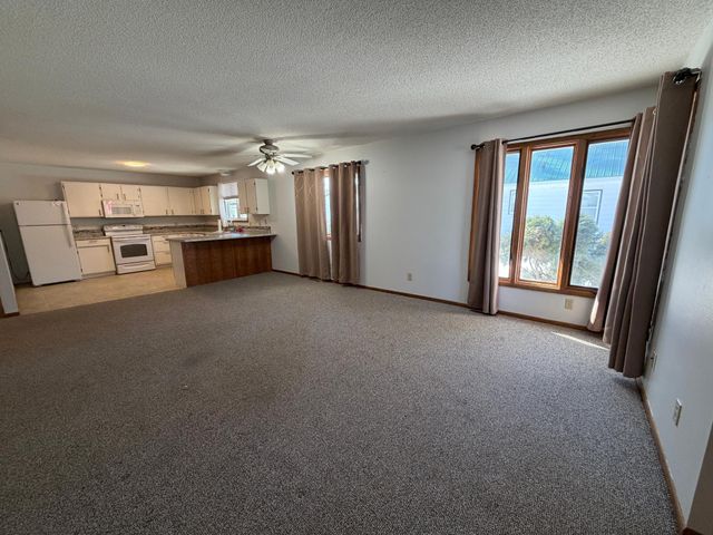 910 2nd Street NE, Roseau, MN 56751