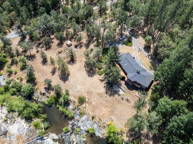 11178 E Evans Creek Road, Rogue River, OR 97537
