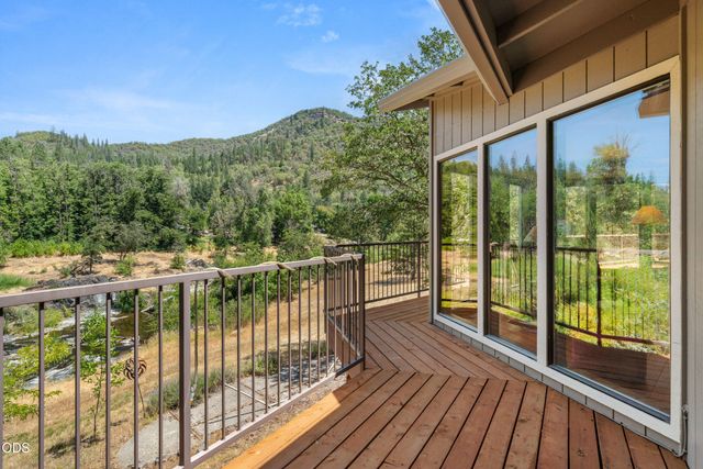 11178 E Evans Creek Road, Rogue River, OR 97537