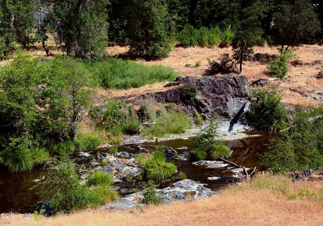 11178 E Evans Creek Road, Rogue River, OR 97537