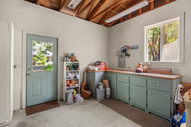 11178 E Evans Creek Road, Rogue River, OR 97537