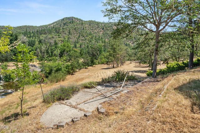 11178 E Evans Creek Road, Rogue River, OR 97537