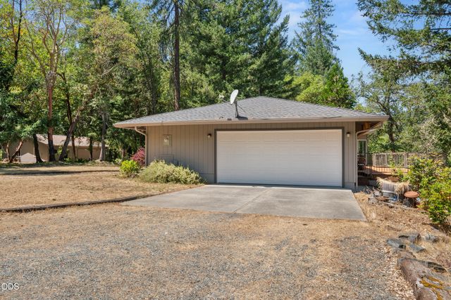 11178 E Evans Creek Road, Rogue River, OR 97537
