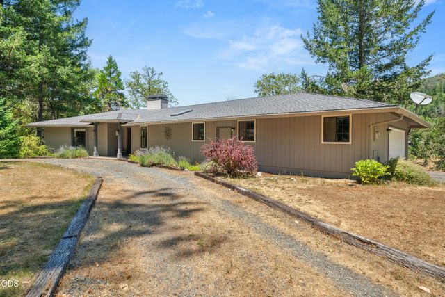 11178 E Evans Creek Road, Rogue River, OR 97537
