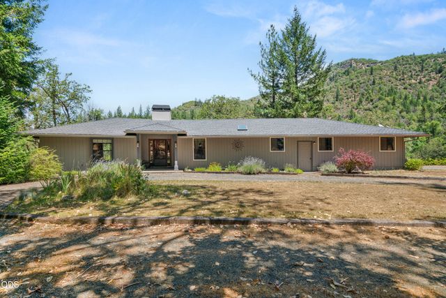 11178 E Evans Creek Road, Rogue River, OR 97537