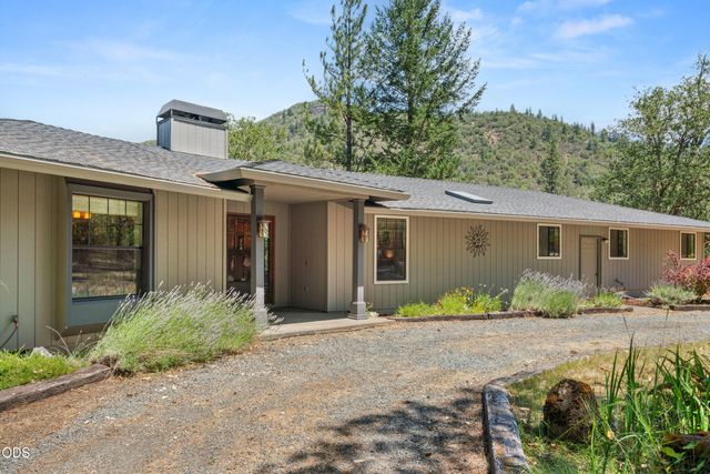 11178 E Evans Creek Road, Rogue River, OR 97537