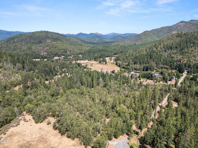 11178 E Evans Creek Road, Rogue River, OR 97537