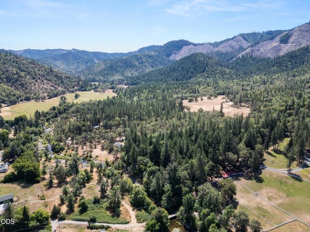 11178 E Evans Creek Road, Rogue River, OR 97537