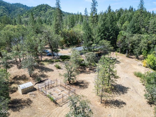 11178 E Evans Creek Road, Rogue River, OR 97537