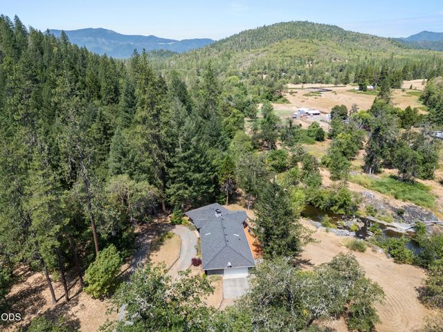 11178 E Evans Creek Road, Rogue River, OR 97537