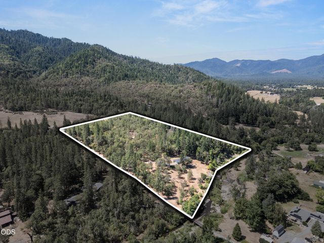11178 E Evans Creek Road, Rogue River, OR 97537