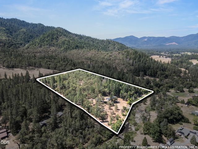 11178 E Evans Creek Road, Rogue River, OR 97537