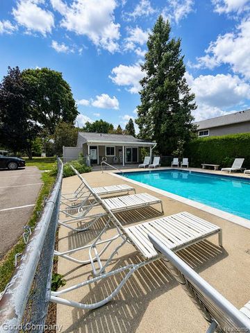 757 Kirts Boulevard, Troy, MI 48084