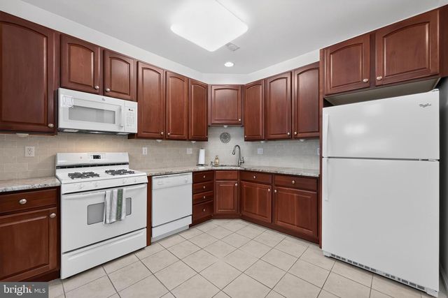 18 DRESNER CIR, Upper Chichester, PA 19061