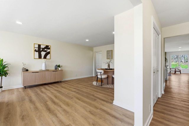 S40W26950 Oak Grove LANE, Waukesha, WI 53189