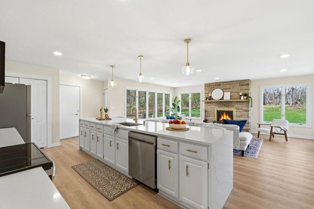S40W26950 Oak Grove LANE, Waukesha, WI 53189