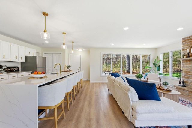 S40W26950 Oak Grove LANE, Waukesha, WI 53189