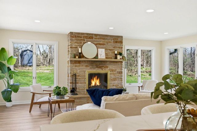 S40W26950 Oak Grove LANE, Waukesha, WI 53189
