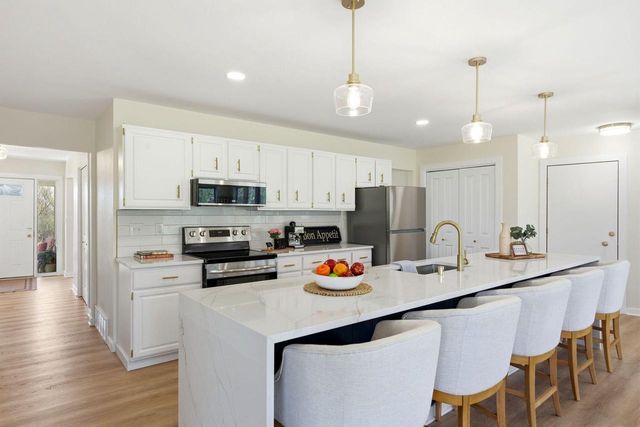 S40W26950 Oak Grove LANE, Waukesha, WI 53189