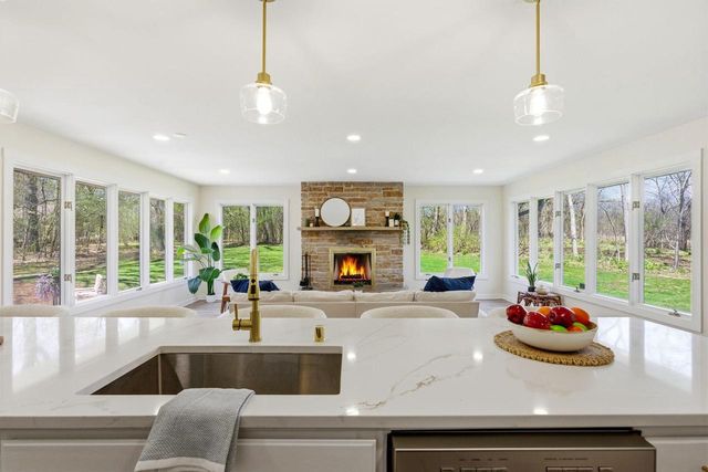 S40W26950 Oak Grove LANE, Waukesha, WI 53189