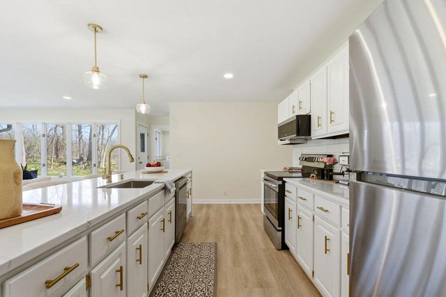 S40W26950 Oak Grove LANE, Waukesha, WI 53189