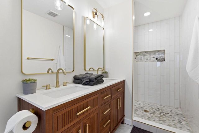 S40W26950 Oak Grove LANE, Waukesha, WI 53189