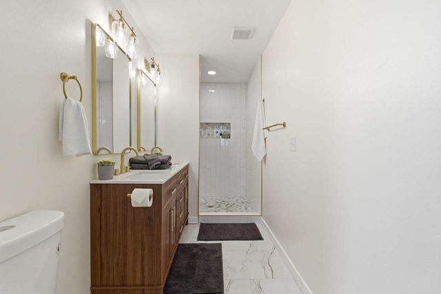 S40W26950 Oak Grove LANE, Waukesha, WI 53189