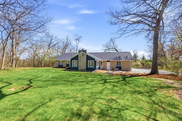 S40W26950 Oak Grove LANE, Waukesha, WI 53189