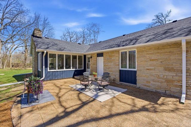 S40W26950 Oak Grove LANE, Waukesha, WI 53189
