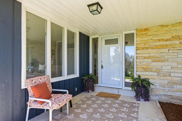 S40W26950 Oak Grove LANE, Waukesha, WI 53189