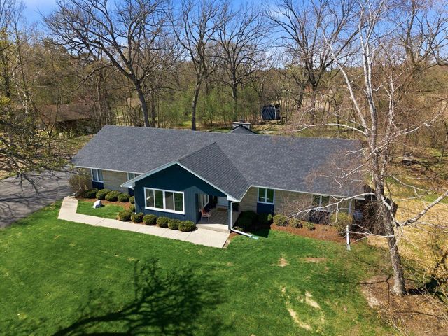 S40W26950 Oak Grove LANE, Waukesha, WI 53189