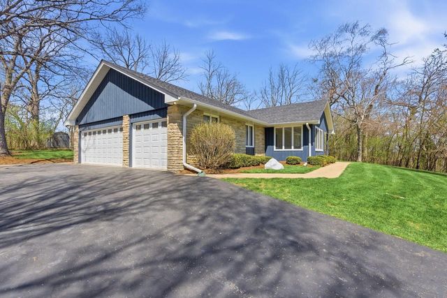 S40W26950 Oak Grove LANE, Waukesha, WI 53189