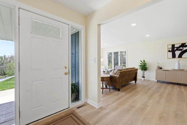S40W26950 Oak Grove LANE, Waukesha, WI 53189