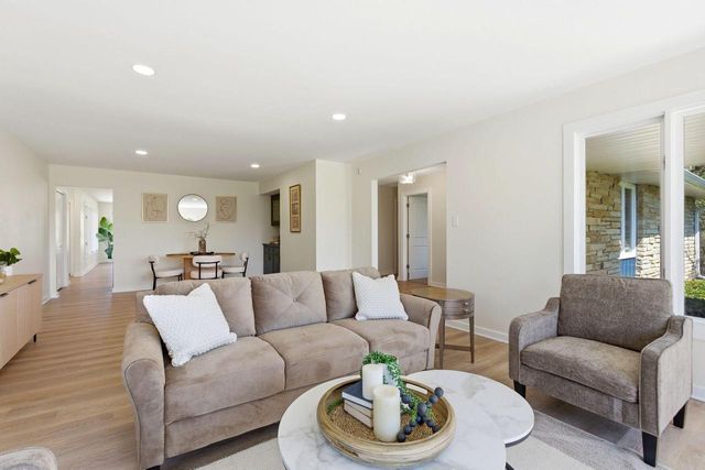 S40W26950 Oak Grove LANE, Waukesha, WI 53189