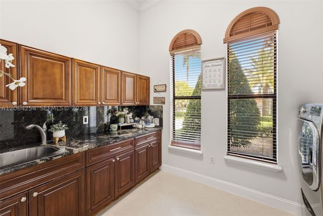 10181 NW 131st St, Hialeah Gardens, FL 33018