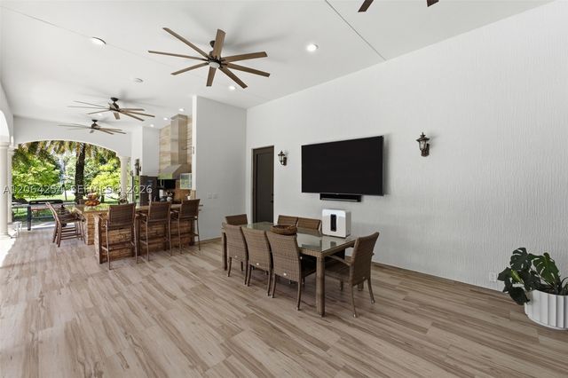 10181 NW 131st St, Hialeah Gardens, FL 33018