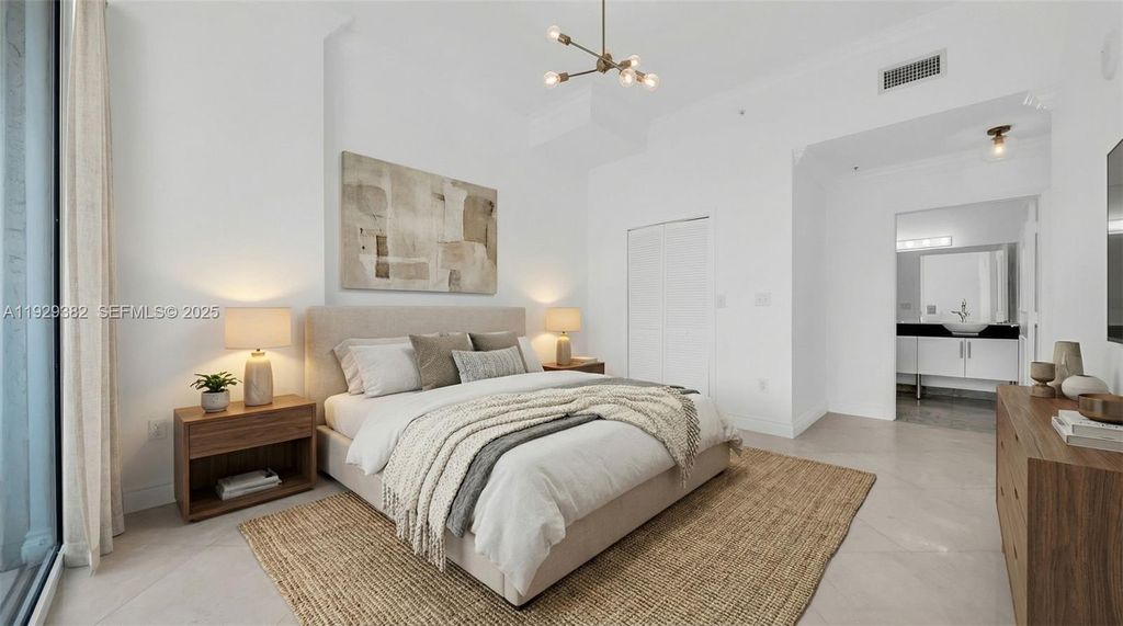 Image 11 of property listing at 31 SE 5th St 4314, Miami, FL 33131