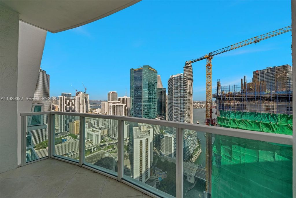 Image 15 of property listing at 31 SE 5th St 4314, Miami, FL 33131