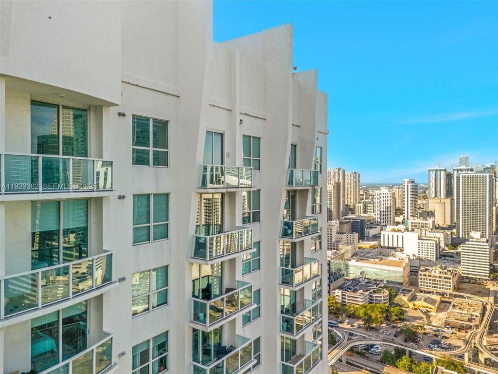 Image 16 of property listing at 31 SE 5th St 4314, Miami, FL 33131