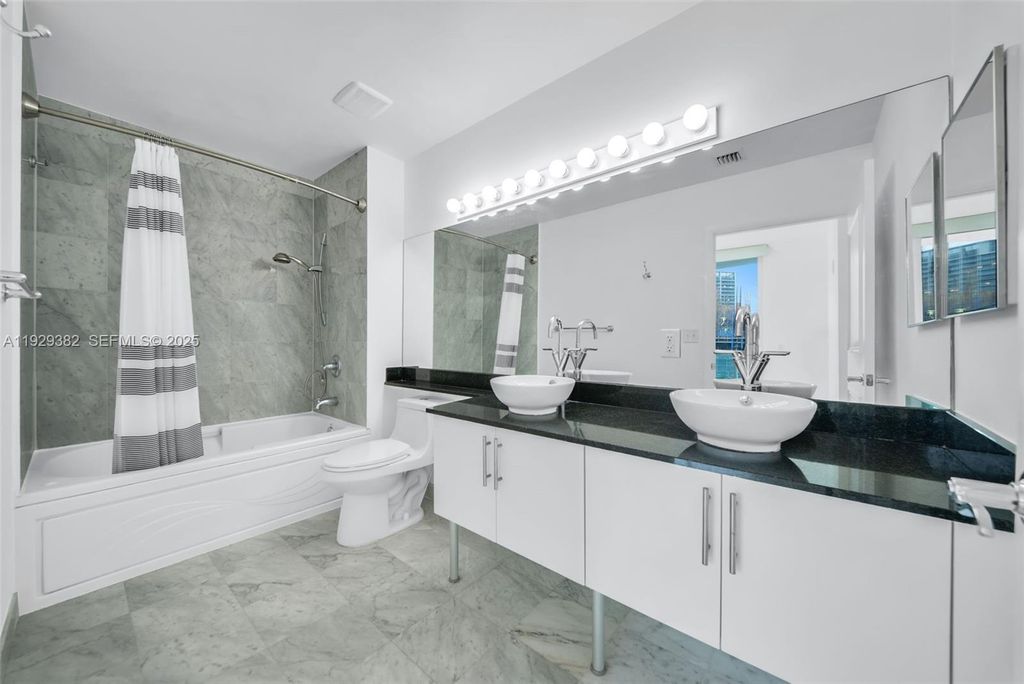 Image 17 of property listing at 31 SE 5th St 4314, Miami, FL 33131