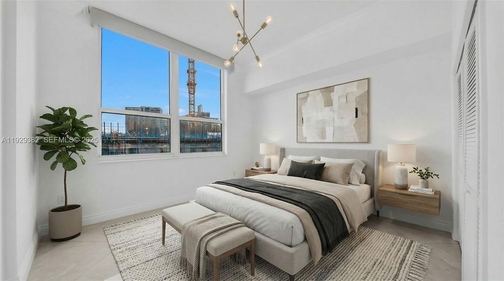 Image 18 of property listing at 31 SE 5th St 4314, Miami, FL 33131