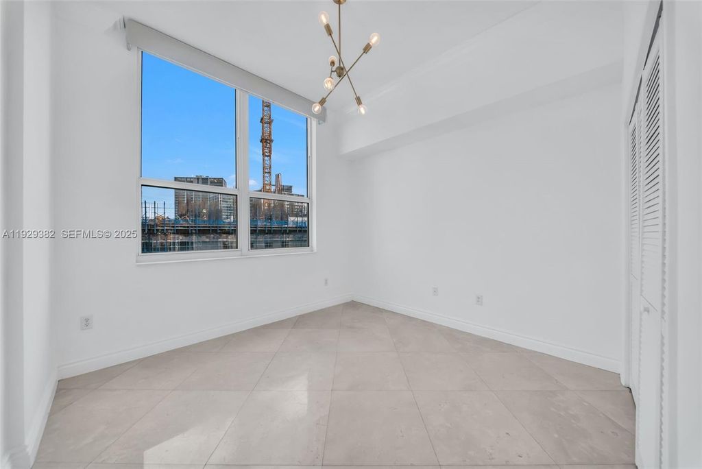 Image 19 of property listing at 31 SE 5th St 4314, Miami, FL 33131