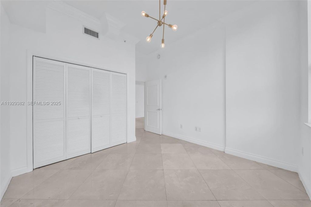 Image 20 of property listing at 31 SE 5th St 4314, Miami, FL 33131