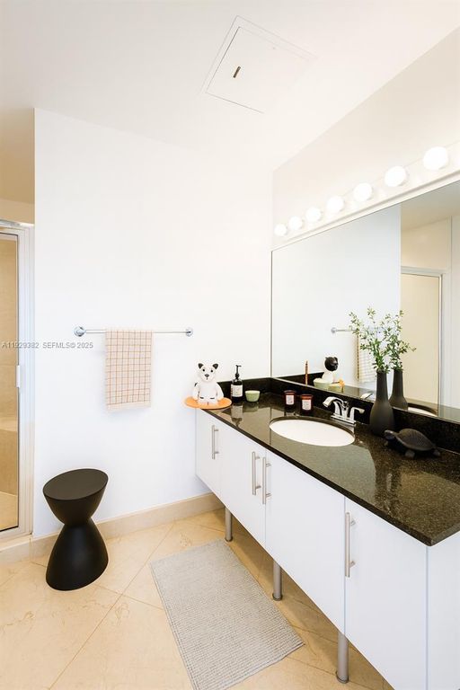 Image 22 of property listing at 31 SE 5th St 4314, Miami, FL 33131