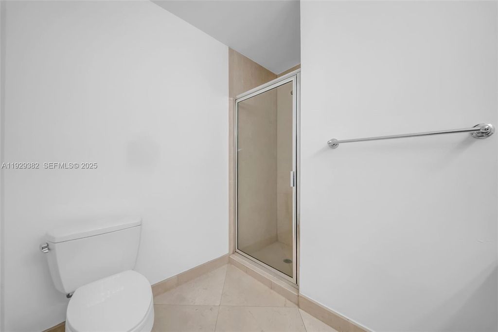 Image 23 of property listing at 31 SE 5th St 4314, Miami, FL 33131
