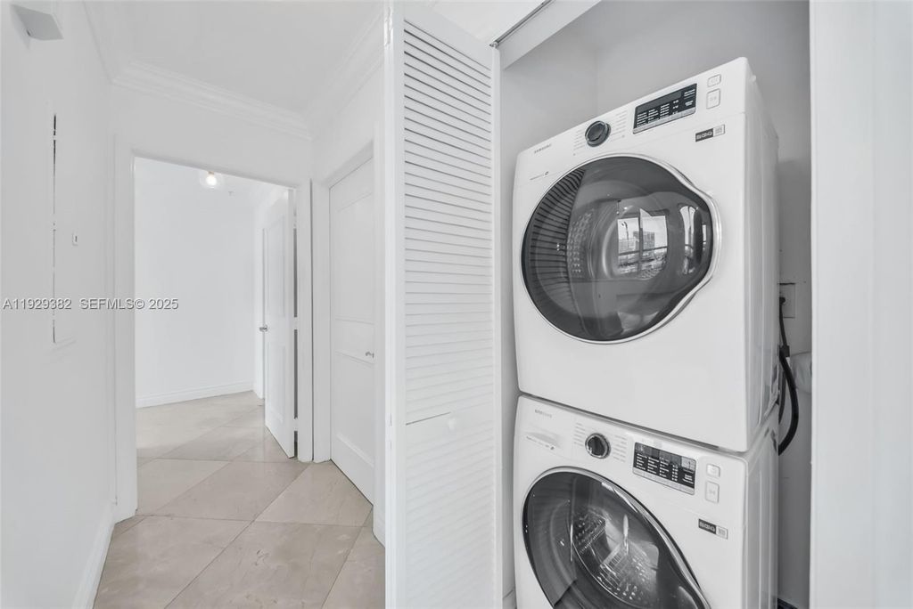 Image 24 of property listing at 31 SE 5th St 4314, Miami, FL 33131