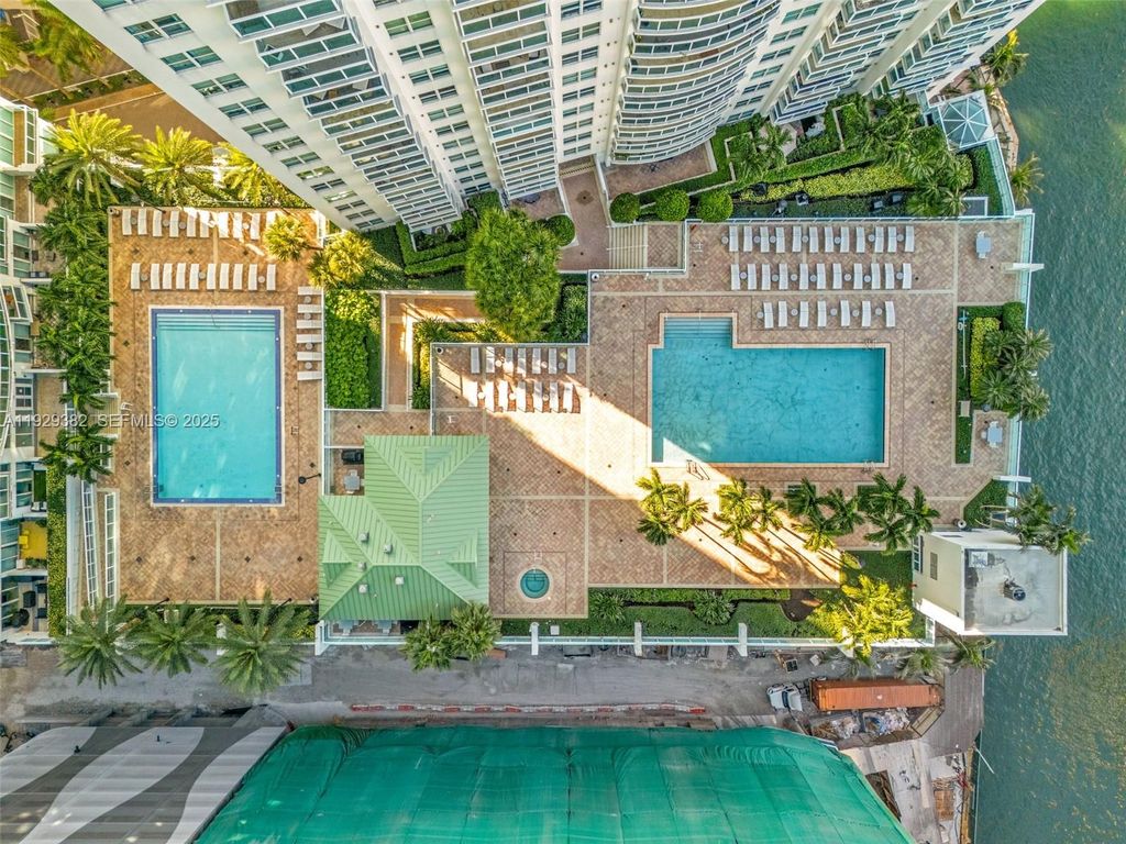 Image 26 of property listing at 31 SE 5th St 4314, Miami, FL 33131